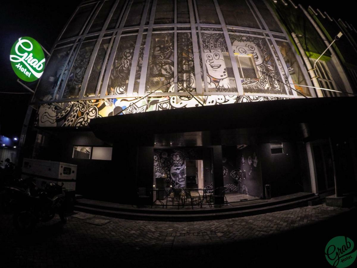 Grab Hotel Gresik Extérieur photo