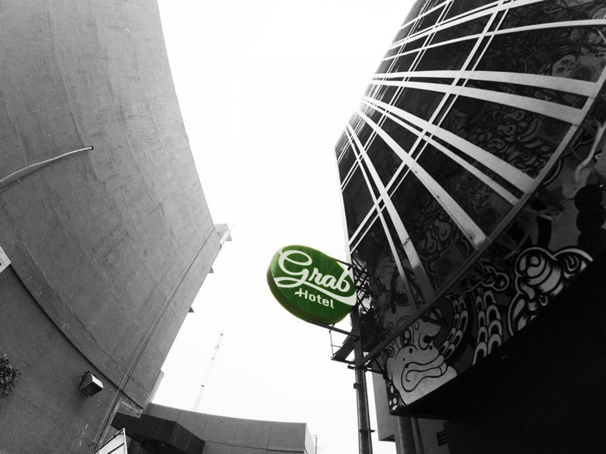 Grab Hotel Gresik Extérieur photo